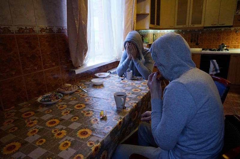 HEVDER TORTUREN FORTSETTER: To tsjetsjenske homofile, som har flyktet fra tortur i Tsjetsjenia, sitter i en leilighet i Moskva. Bildet er tatt 17. april i år. Men ifølge organisasjonen Russian LGBT Network, pågår tortur og arrestasjoner fortsatt. FOTO: NAIRA DAVLASHYAN/NTB SCANPIX