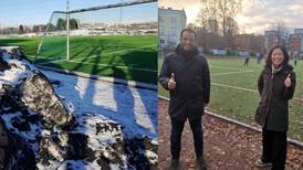 Nå starter fjerningen av gummigranulat i Oslo. Fotballforbundet er bekymret for dårlige baner
