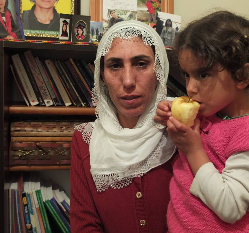 Fikriye med sin yngste datter på tre år i den eldre datteren Azizes rom. Rommet står slik Azize forlot det før hun dro til Syria for å kjempe mot IS. FOTO: ANE NORDENTOFT