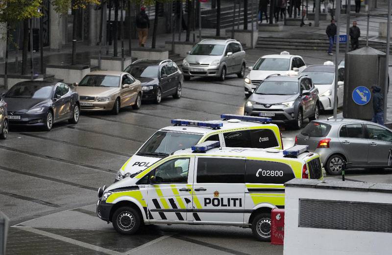 Politiet leter etter flere navngitte unge menn etter et slagsmål inne på Oslo City torsdag ettermiddag. En mann er brakt til sykehus med alvorlige hodeskader.