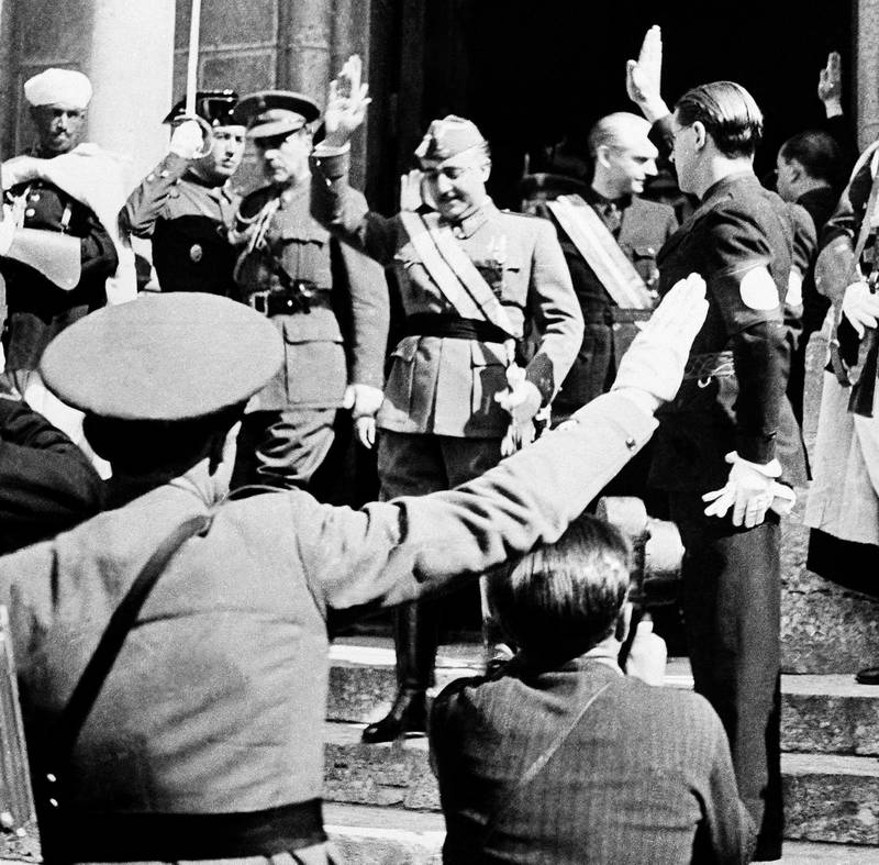General Franco hilser diplomater, oktober 1938. Nærmere 300 norske frivillige deltok i kampen mot Franco og fascistene i Spania. FOTO: AP/NTB SCANPIX