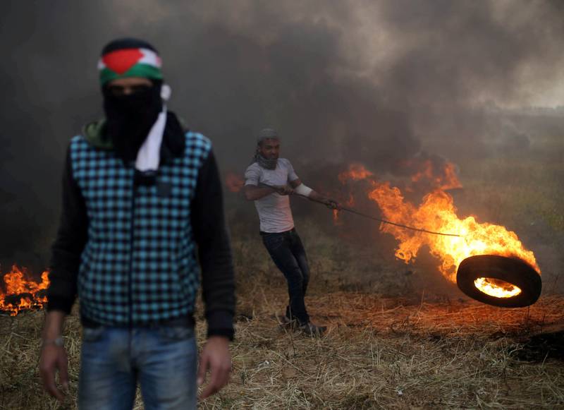 Palestinske ungdommer mobiliserer for nye demonstrasjoner   i dag og bærer brennende bildekk som skal holde israelske snikskyttere på avstand. 