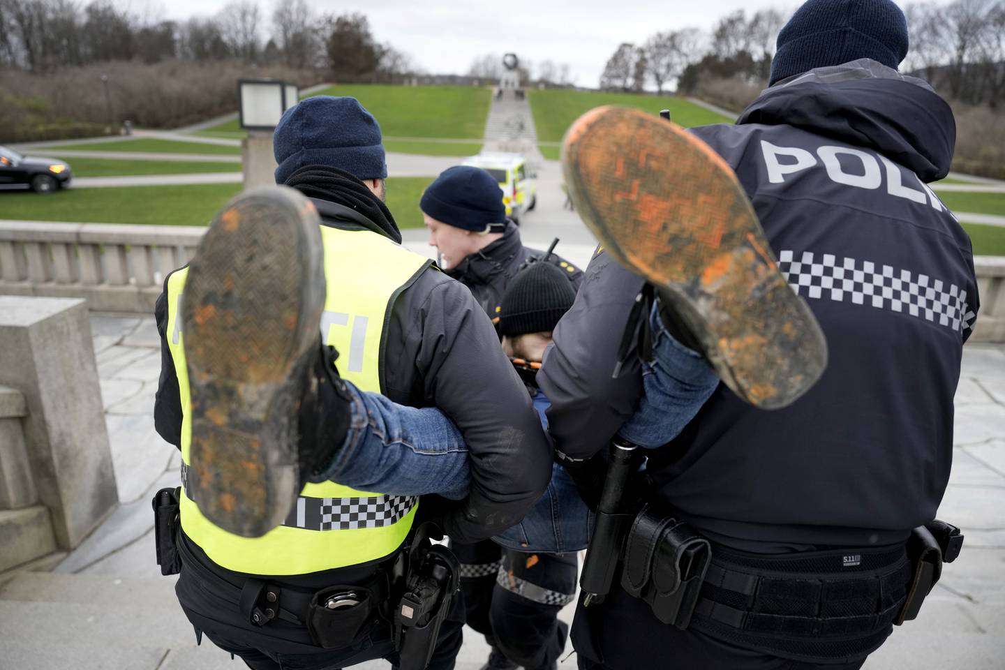 Politiet fjerner aksjonister fra Stopp oljeletinga har griset til Monolitten i Vigelandsanlegget.