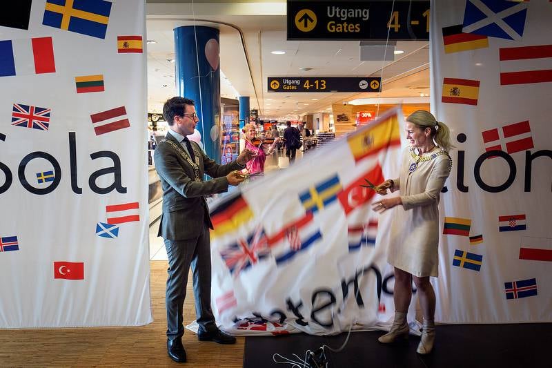 De to ordførerne, Ole Ueland fra Sola og Christine Sagen Helgø fra Stavanger, åpnet den nye terminalen på torsdag. Foto: Roy Storvik