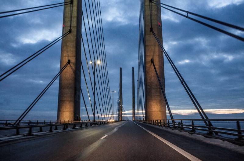 Øresundbron har en dansk Ø som første bokstav i navnet og en svensk «bron»-endelse. Navnet i seg selv var en hyllest til det dansk-svenske broderskapet da den åpnet i 2000. Etter at Sverige innførte grensekontroll, har den vært en kilde til konflikt. FOTO: CHRISTIAN NICOLAI BJØRKE
