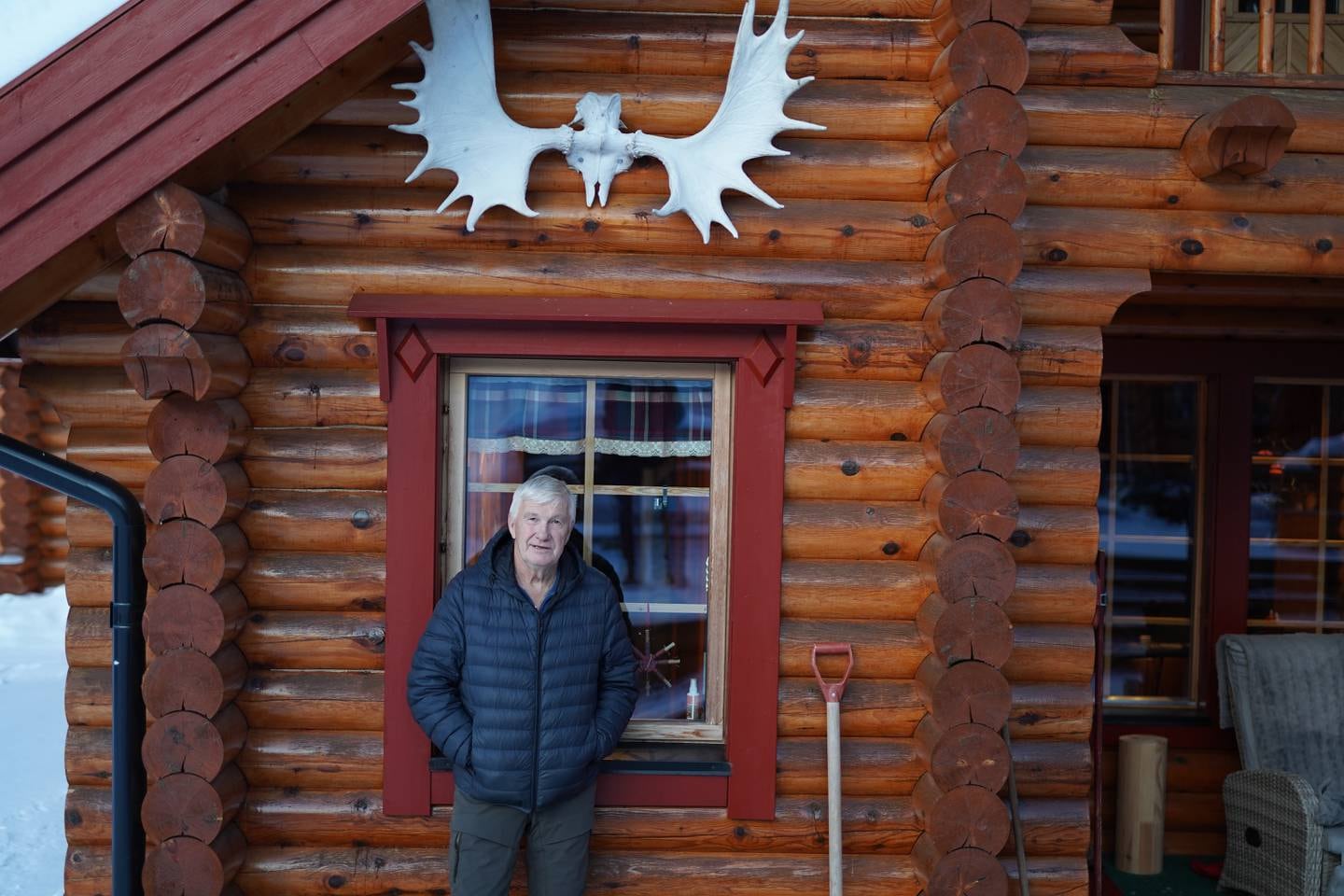 Arne Wikan bor i et tømmerhus og gjør det mange gjør i Pasvik. De går på jakt, de fisker og høster av naturen.