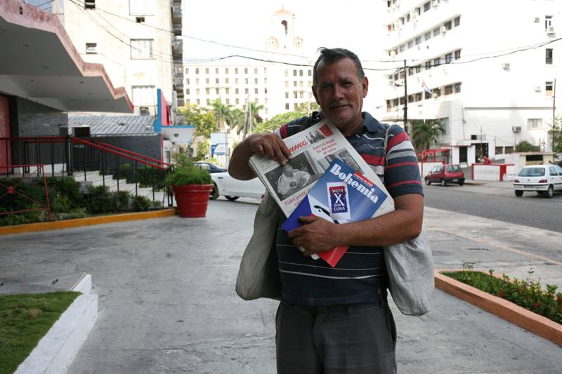 «De sier han er død, men Fidel lever!» forsikrer avisselger Cezar Lazaro. FOTO: HEIDI TAKSDAL SKJESETH