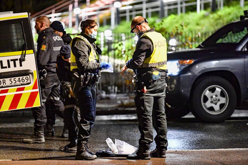 Oslo 20211025. 
Politi i arbeid ved Stovner senter i Oslo, der en person ble skutt i magen mandag kveld.
Foto: Naina Helén Jåma / NTB
