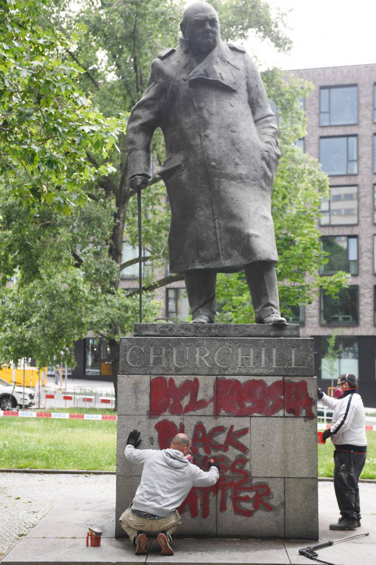 «Black lives matter»-grafitti på statue av Winston Churchill i Praha