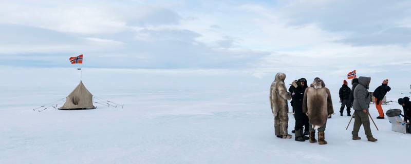 Amundsen-filmen får kritikk for å ha valgt skuespillere med stor aldersforskjell sett i forhold til den virkelige historien. Her fra innspillingen på Island.
