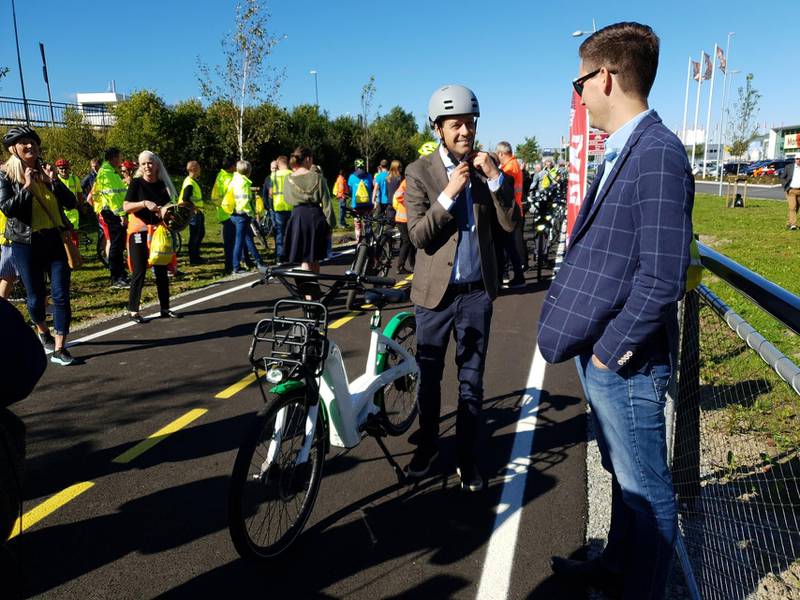 Samferdselsminister Knut Arild Hareide gjør seg klar til å teste delstrekningen av Sykkelstamvegen