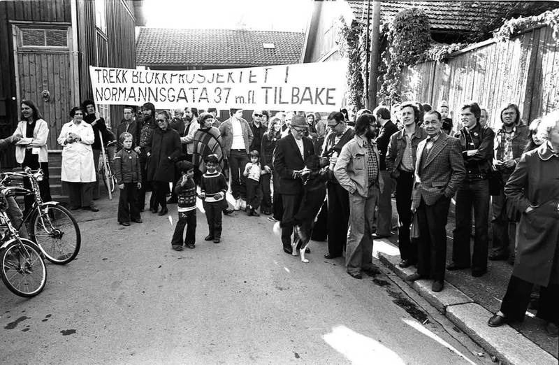 1976-ENGASJEMENT: Kampens beboere følger etter bygningsrådet, som er på befaring for å se på utbygningsmulighetene for blokker mellom Normannsgata og Hølandsgata. Demonstrantene lyktes – planene ble aldri realisert.
