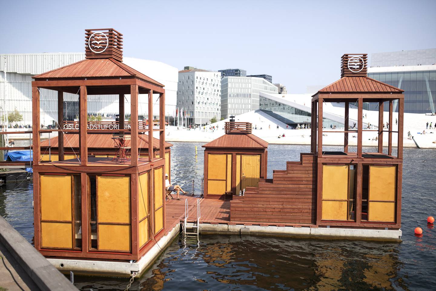 Bademaskinen, er det nyeste tilskuddet til Oslo Badstuforening. Navnet er hentet fra en badstue som lå i Oslofjorden på 1800 tallet, og det er den samme badstuen arkitektene har fått inspirasjon til saunaen fra.