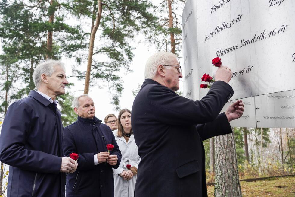Den tyske forbundspresidenten Frank-Walter Steinmeier la ned roser ved minnesmerket på Utøya da han og statsminister Jonas Gahr Støre besøkte Utøya. Foto: Heiko Junge / NTB