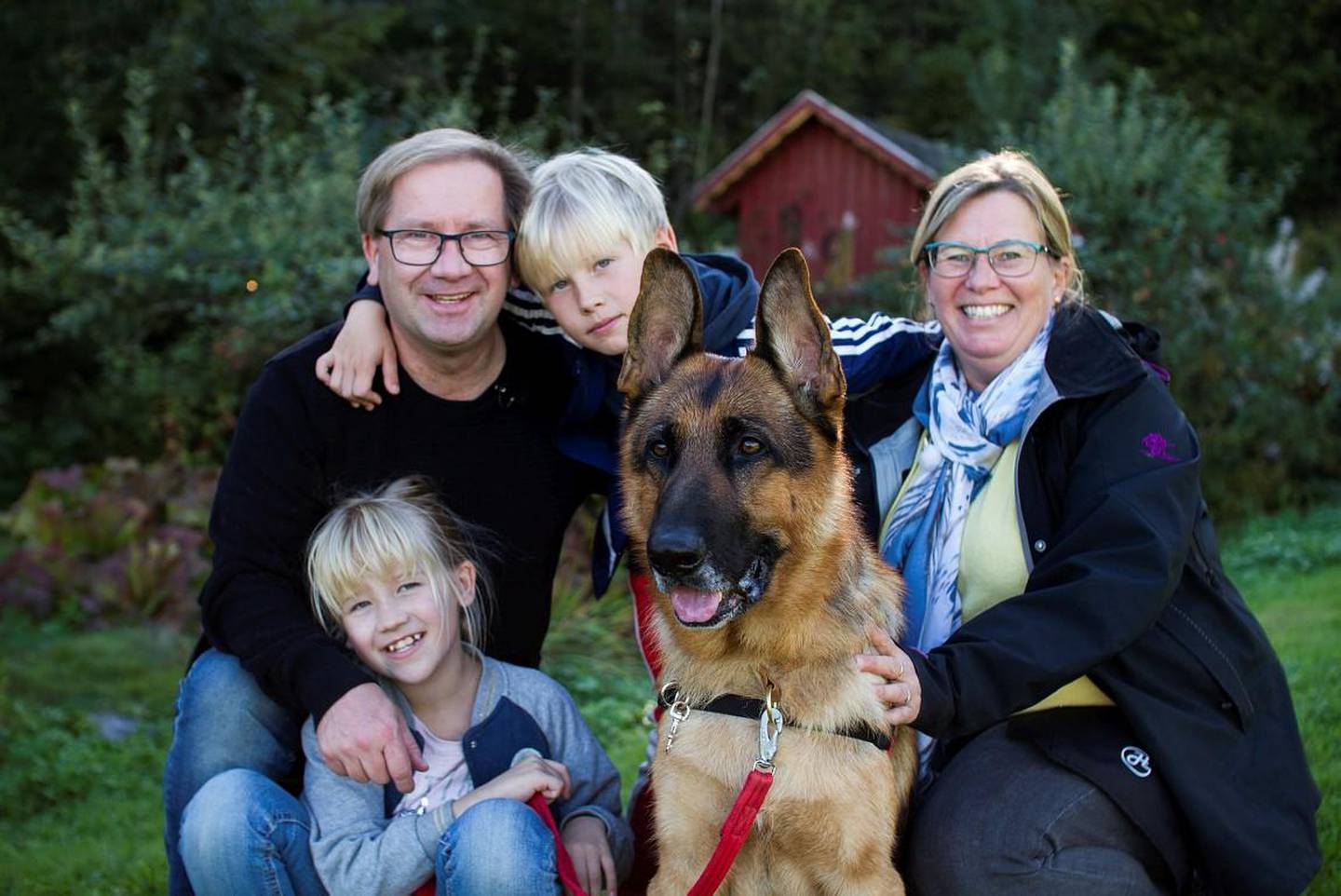 Schæferen Nicko med sin familie - Vemund og Siv med barna Silje og Simen. 