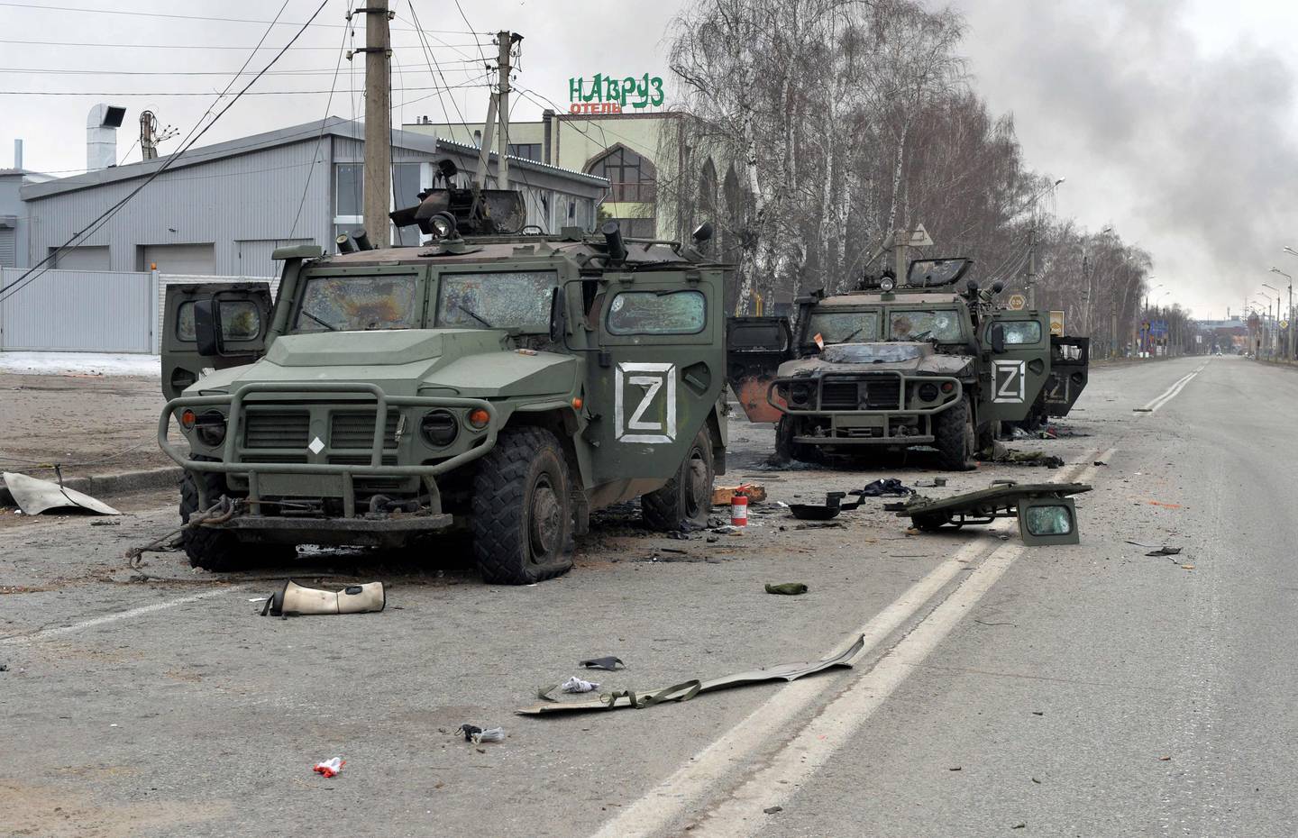 Russiske styrker har møtt større motstand enn ventet i invasjonen av Ukraina. Her er russiske militære kjøretøy blitt ødelagt i kampene om byen Kharkiv, 28. februar.
