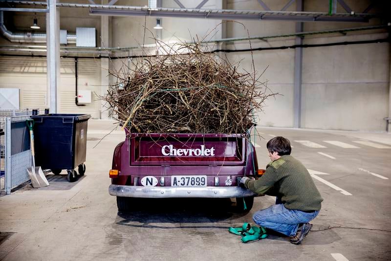 Skrotbil: Christian Bertheau bruker sin lilla Chevrolet kun til å levere skrot han ikke har bruk for. FOTO: HILDE UNOSEN
