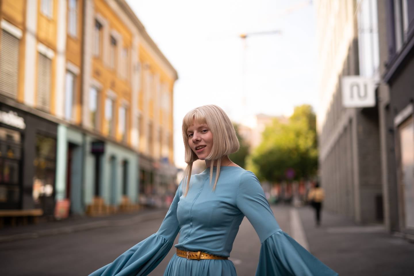 Aurora Aksnes svinger seg litt rundt i gata i Oslo.