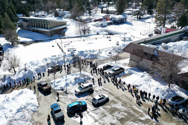 Folk i småbyen Crestline i San Bernardino-fjellene står i kø for matutdeling, etter at det lokale supermarkedet kollapset på grunn av store snømengder på taket.
