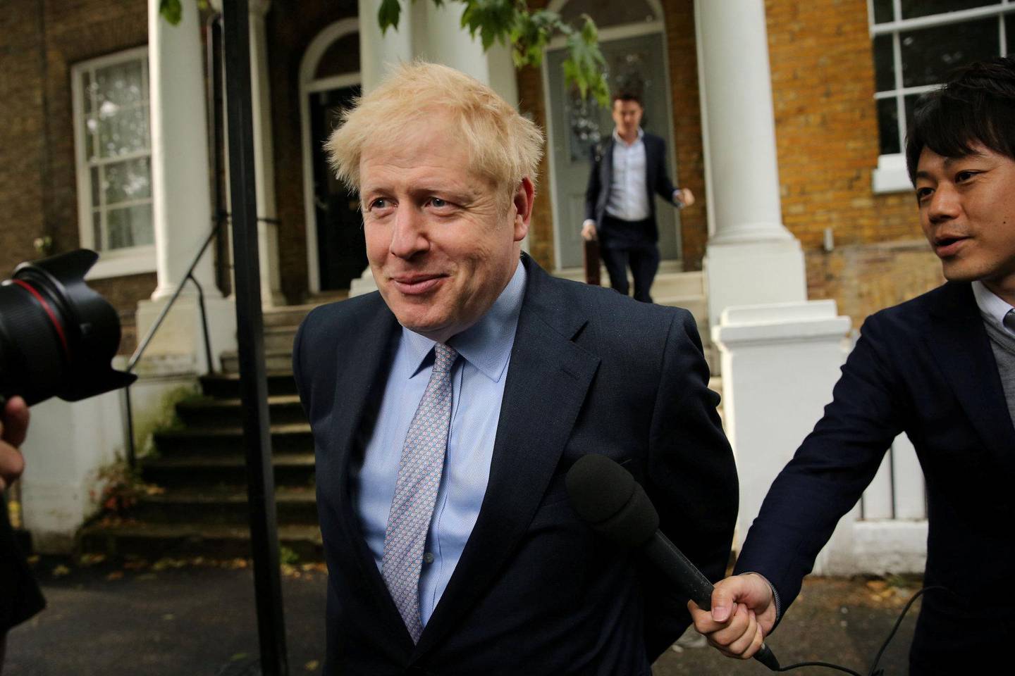 FAVORITTEN: Boris Johnson er fortsatt klar favoritt til å ta over etter Theresa May. Her utenfor hjemmet i London i går. FOTO: ISABEL INFANTES/NTB SCANPIX