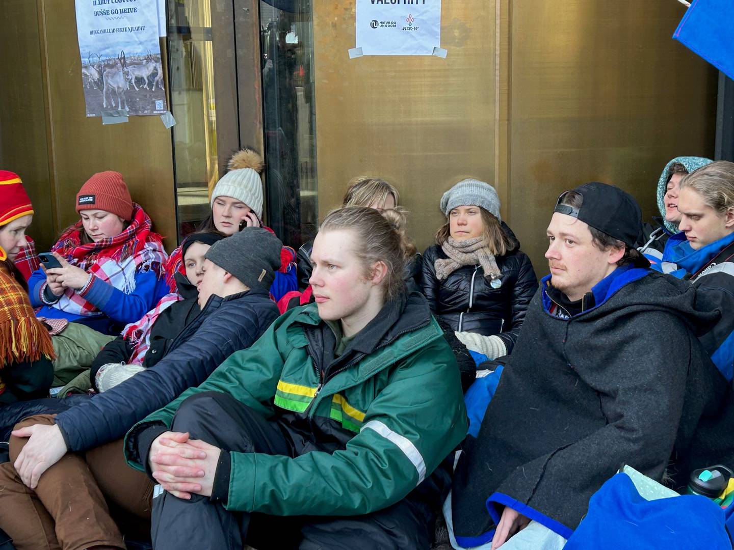 Greta Thunberg var blant demonstrantene  foran Olje- og energidepartementet mandag.