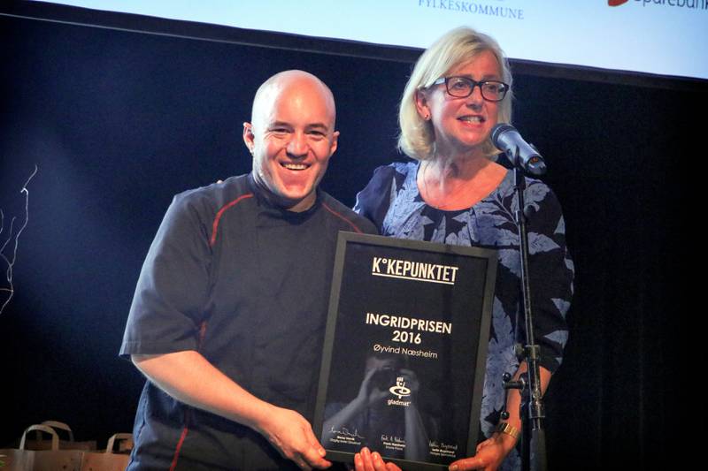 Øyvind Næsheim fikk Ingridprisen 2016 for sitt arbeid med å fremme lokale råvarer og formidle matglede gjennom sin restaurant, Kita. Prisen ble delt ut av varaordfører Bjørg Tysdal Moe (KrF) i Stavanger kommune. Foto: Pål Karstensen.