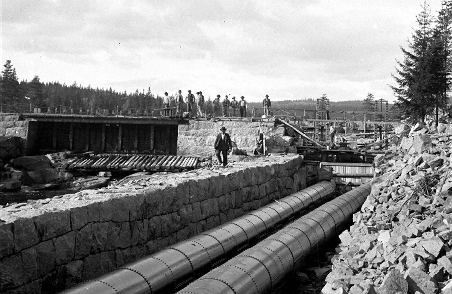 Stålrøra som skulle lede vannet fra Skjærsjødammen til kraftverket på Hammeren måtte tåle et voldsom trykk og ble spesialbestilt fra Tyskland. De ble lagt ned og klinka for hånd i 1899. FOTO: UKJENT/OSLO BYARKIV