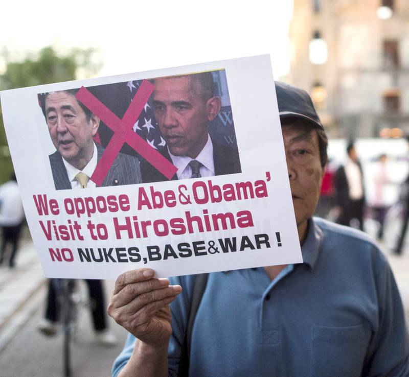 Ikke alle setter pris på Obamas besøk. De siste dagene har det vært protester i Japan.