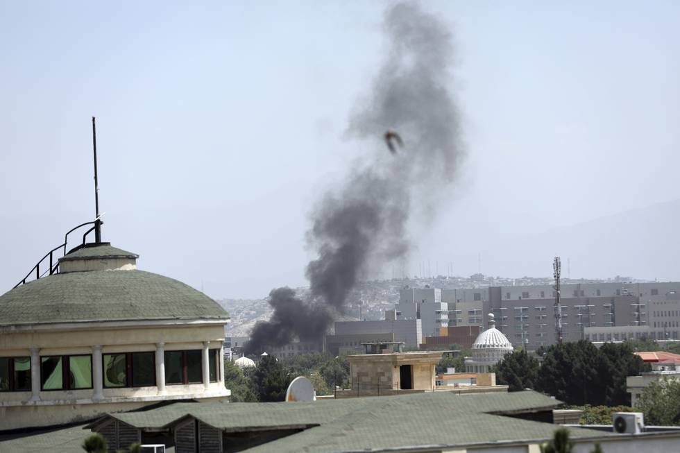 Taliban er i ferd med å ta tilbake kontrollen over Afghanistan etter 20 år. Bildet viser røyk utenfor den amerikanske ambassaden i Kabul søndag.