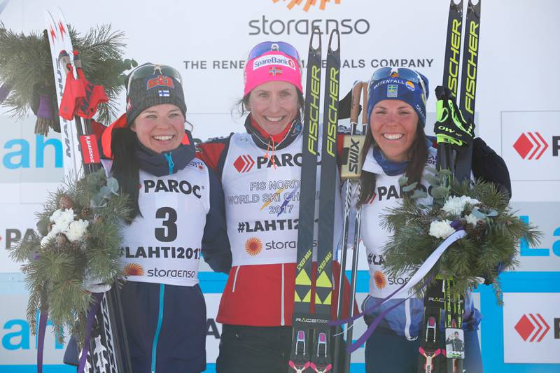 De var alle tre like fornøyd med sin VM-medalje. Marit Bjørgen (midten) med Krista Parmakoski fra Finland og Charlotte Kalla fra Sverige etter lørdagens renn.