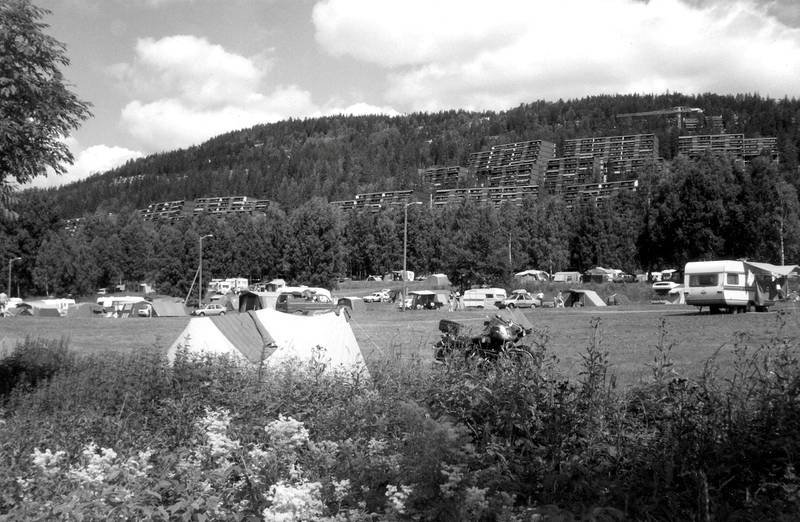 Med Ferieloven av 1947 var ferie ikke lenger en eksklusiv aktivitet, og mange ville gjerne ut av byen til sol og badeliv. Bogstad Camping (Bogstad Camp og Turistsenter) var opprinnelig et jorde (Himstadjordet) under Voksen gård, og åpnet som feriested i 1959.
