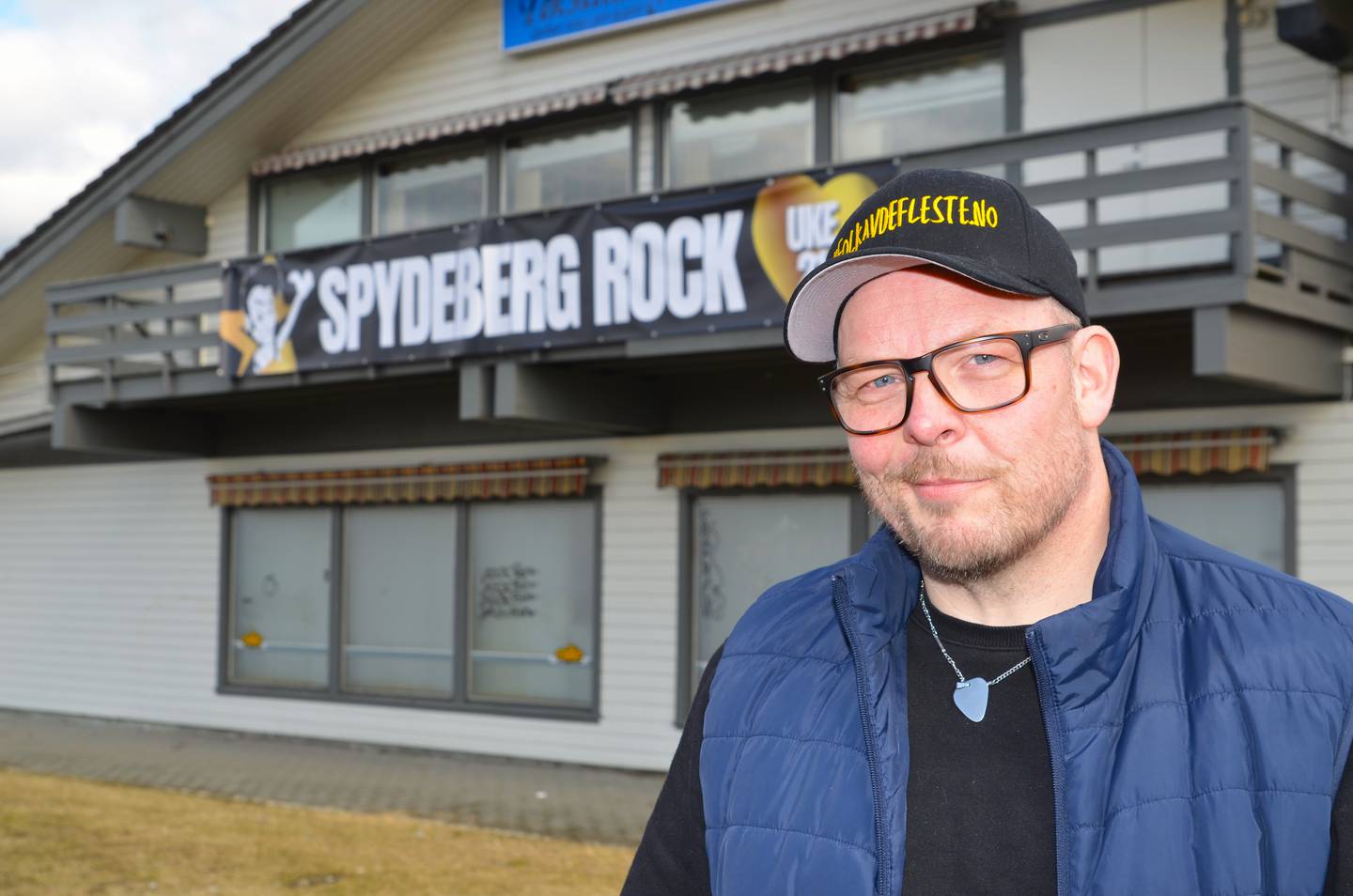 Eddy Lyshaug er en av initiativtakerne til  Spydeberg Rock Festival. Mange frivillige bidrar. – Være med i en stor gjeng på festivalen. Vise at man duger til noe, skaper fellesskap hvor vi alle heier på hverandre, sier han.