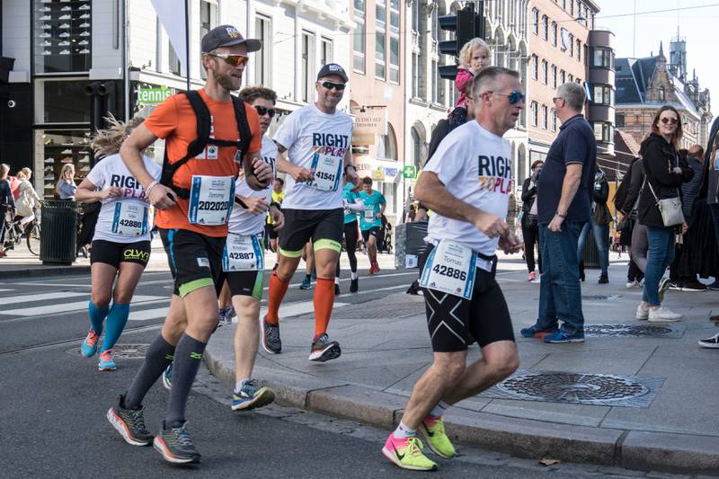  Jimmy Vika (t.v.), daglig leder i organisasjonen Right to Play, løp sin 20. maraton på 20 dager. Hvordan er det mulig?