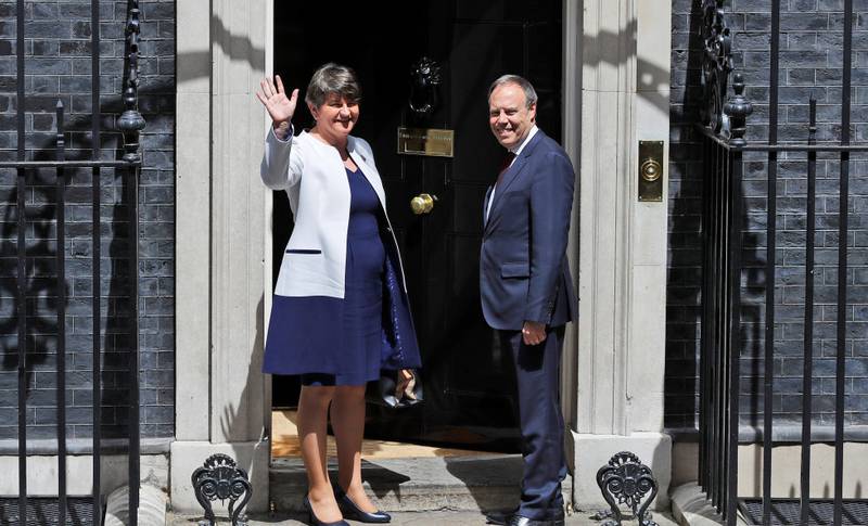 En avtale ligger på trappene mellom De konservative og det nordirske partiet DUP. Her er DUPs leder og nestleder Arlene Foster og Nigel Dodds utenfor Downing street tidligere i uka. 