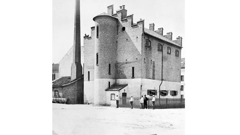 Kronprinsens kruttårn cirka 1895: Kronprinsens kruttårn var en lav bygning som nå inngår i huset med det buede trappetårnet. I 1830 ble tårnet innreda til sovesal. Rommet hadde bare ett vindu og noen få glugger så det var dårlig med lys og luft for de 50–60 fangene. Det var her buret til Ole Høiland ble innreda i 1835. Bygningen ble påbygd i 1853. Under 2. verdenskrig satt flere motstandsmenn i kruttårnet mens de venta på at dødsdommen skulle bli eksekvert.