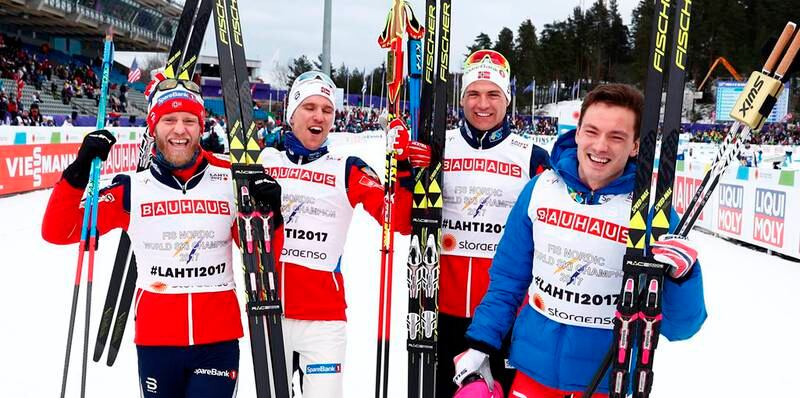 Martin Johnsrud Sundby (f.v.), Didrik Tønseth, Niklas Dyrhaug og Finn Hågen Krogh etter å ha tatt gull på 4x10 km stafett i ski-VM i Lahti.