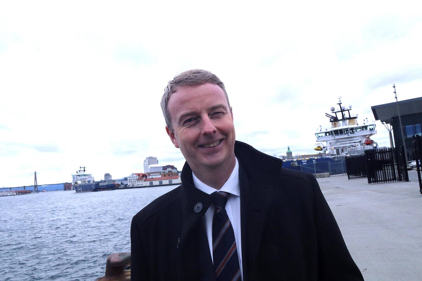 JANUAR: Oljeminister Terje Søviknes (Frp) reiste straks til Stavanger da han hørte om SR-Banks konjunkturbarometer. Over 70 prosent av oljebedriftene meldte at de så lyst på framtiden.