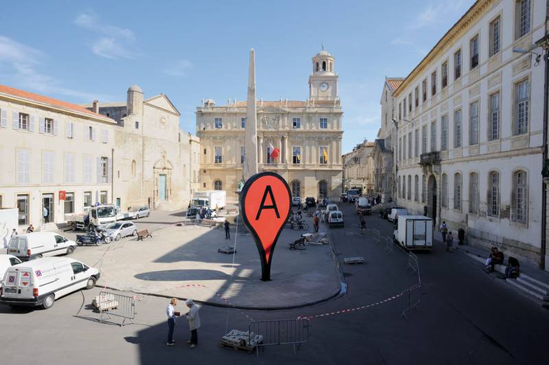Ved å la Google Maps spore deg via mobilen, kan du enkelt sende veibeskrivelse til ditt reisefølge. Bildet er fra en kunstutstilling i Arles, Frankrike. FOTO: ARAMBAR/WIKIMEDIA COMMONS