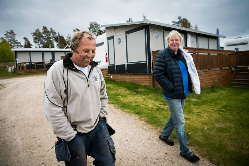 Bjørn Kristiansen (til venstre) og Tommy Olsen sørger for at ting er på stell på Feriehjemmet Solviken. Begge har selv feriert her i flere tiår.