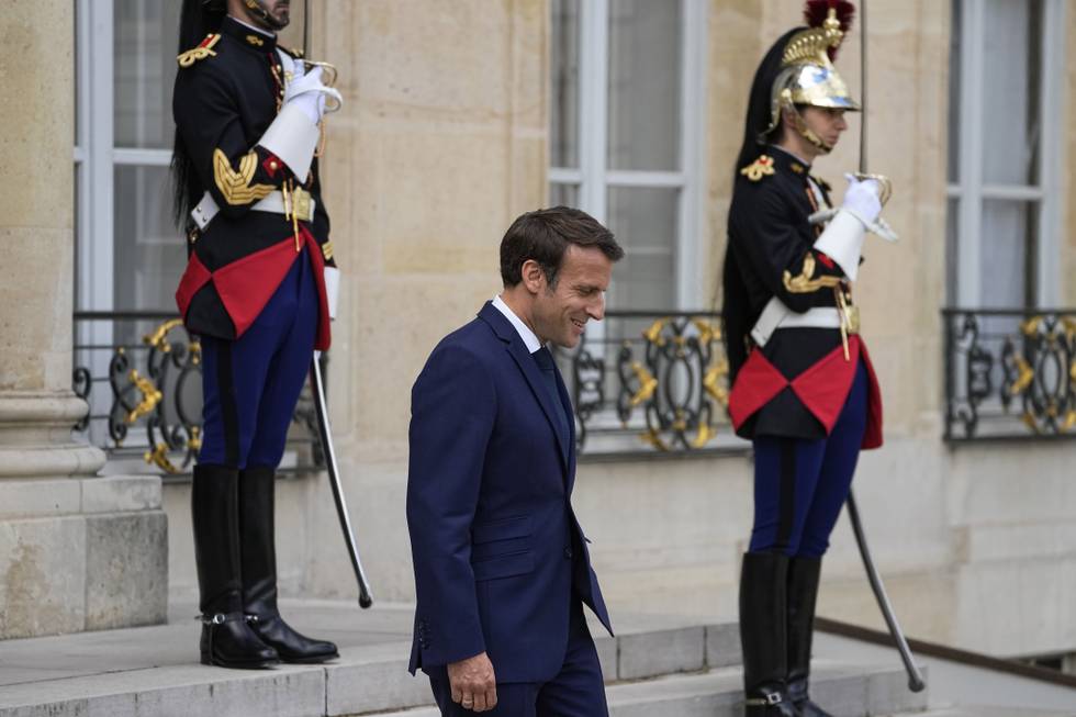 Frankrikes president Emmanuel Macron på vei for å hilse EU-president Charles Michel velkommen til lunsj i Elysee-palasset. Han ventes å kunngjøre ny statsminister mandag. Foto: Michel Euler / AP / NTB