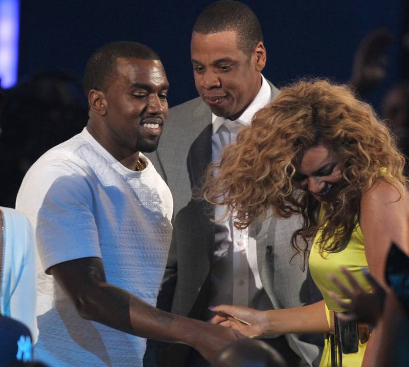 Tidal-eieren Jay-Z (i midten) med Kanye West og Beyoncé. FOTO: NTB SCANPIX