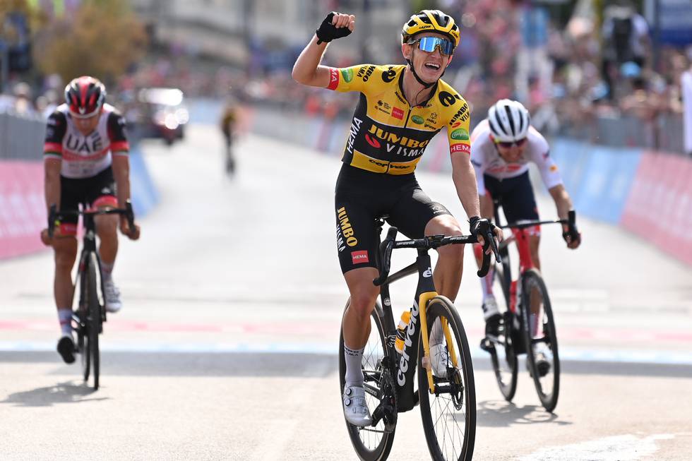 Koen Bouwman syklet inn til etappeseier i Giro d'Italia fredag. Underveis tok han også over klatretrøya. Foto: Fabio Ferrari / LaPresse / AP / NTB