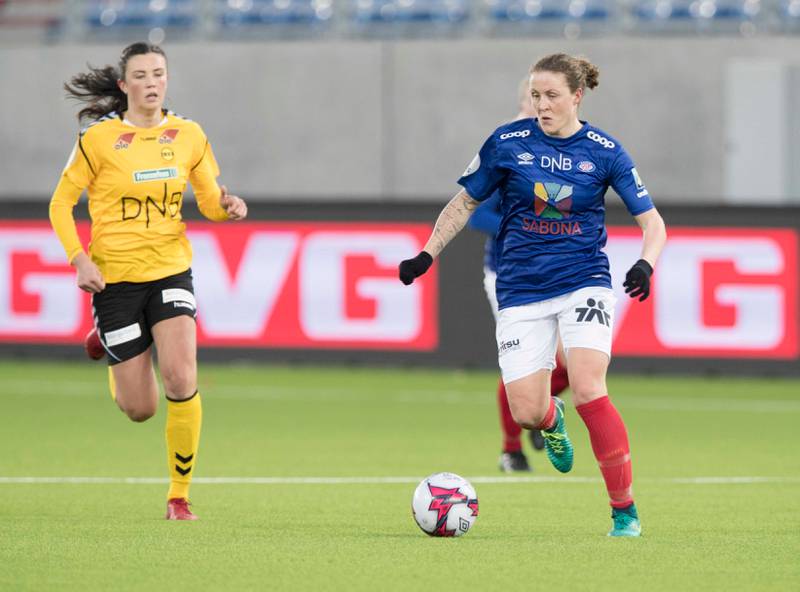 Isabell Herlovsen (t.h.) gikk målløs av banen i sin første seriekamp for Vålerenga.