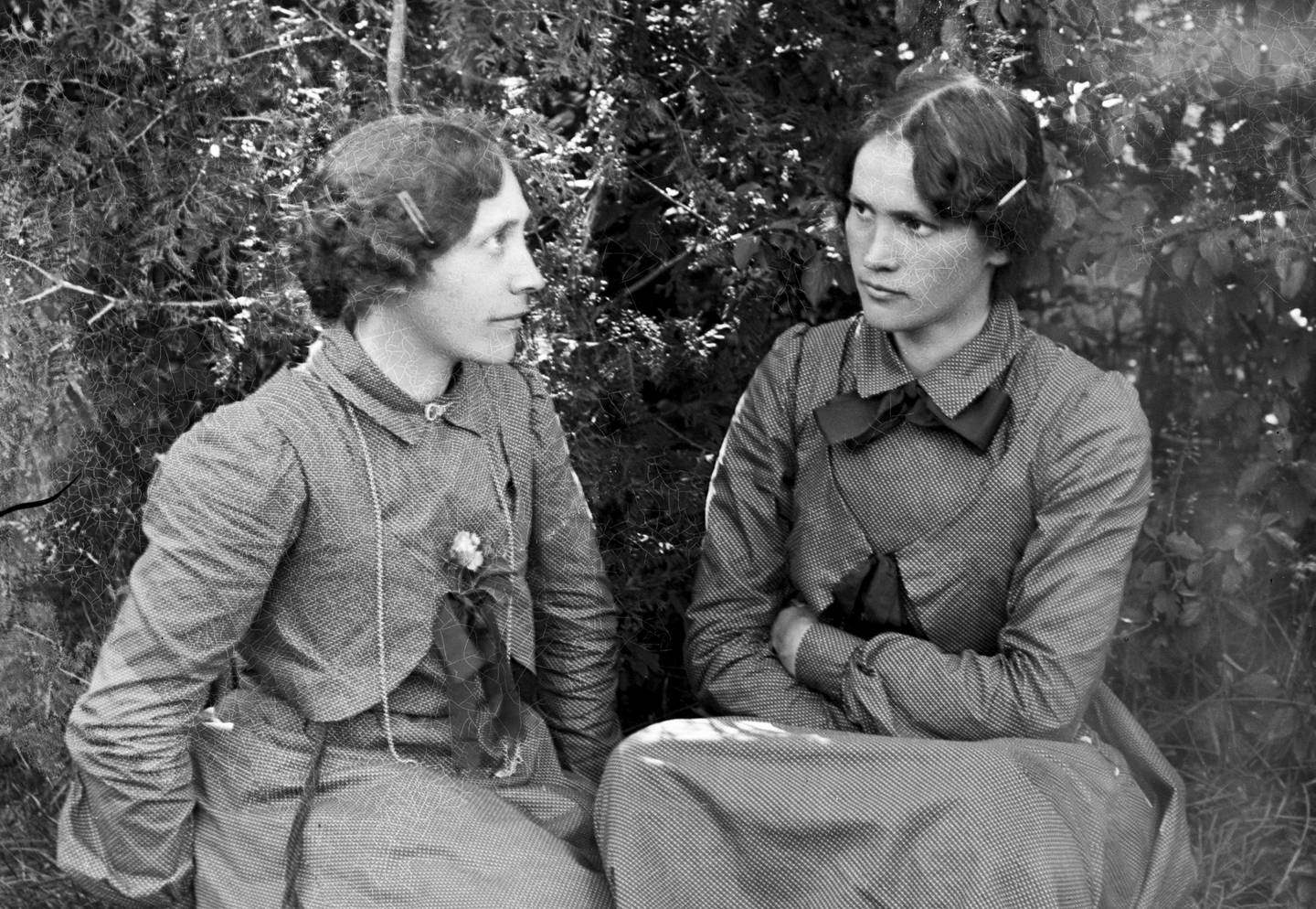 Rachel Johnsen fra venstre, og Hannchen Jacobsen i Vikedal. Fotografiet er hentet fra arkivet etter Hannchen Jacobsen og Rachel Johnsen, som drev fotoforretning og -atelier sammen fra 1904 til 1908.