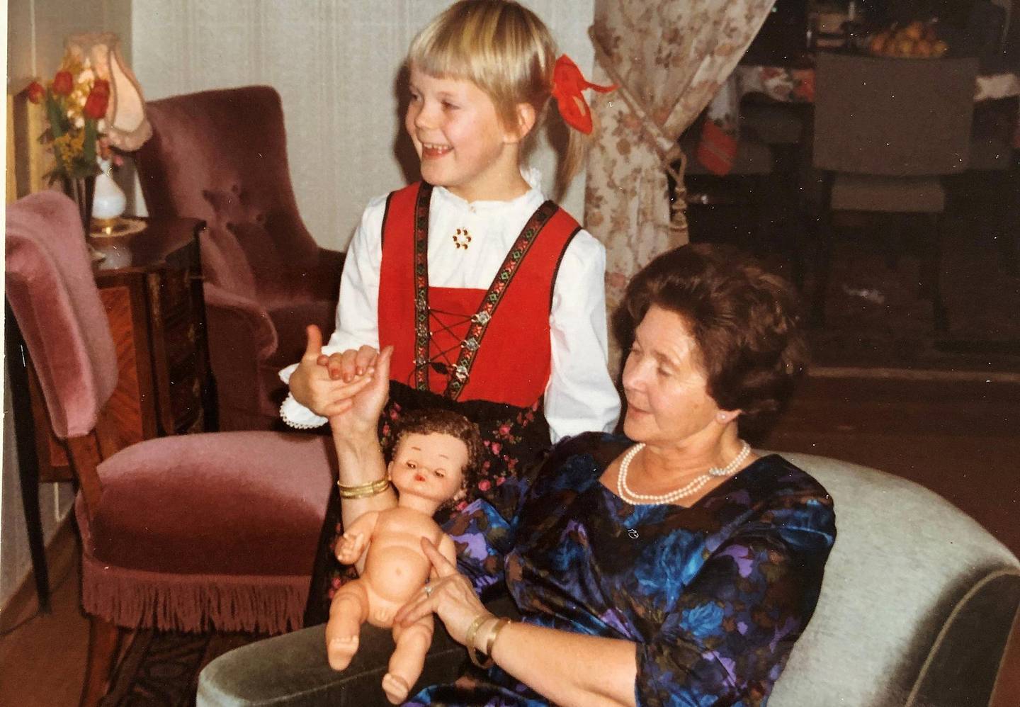 Farmor «Bebe» og jeg. Med den fineste julegaven i 1972 - en guttedukke. Jeg kalte ham Pelle.