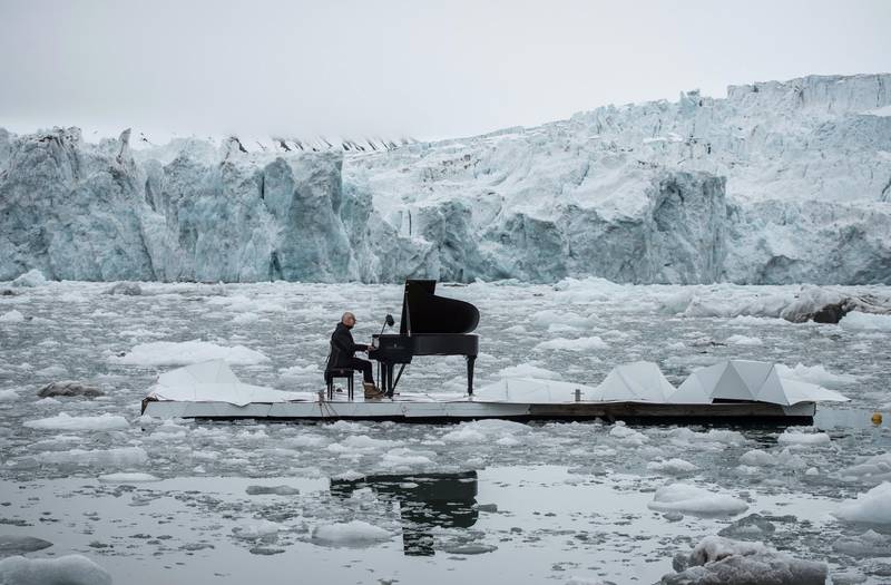 Den italienske pianisten Ludovico Einaudi framfører sin «Elegy for the Artic» på en miniplattform utenfor Svalbard. Musikkvideoen fikk stor oppmerksomhet. FOTO: 