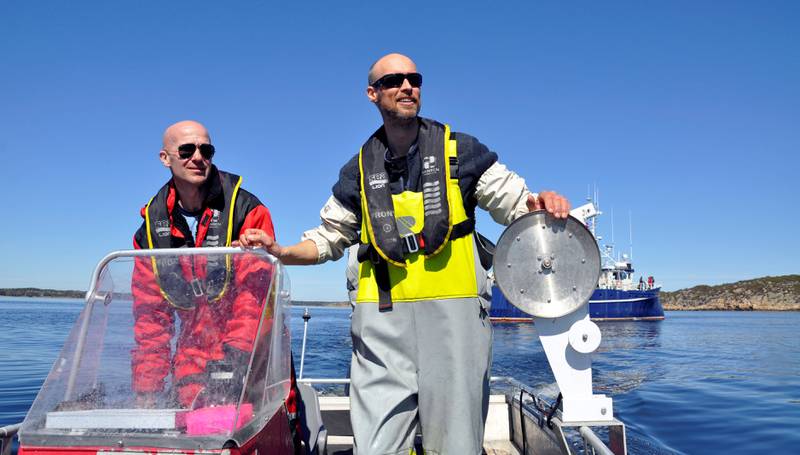 I skjærgården: Til venstre stasjonssjef Petter Baardsen og forsker Even Moland skal jakte kysttorsk over flere dager på Hvaler.