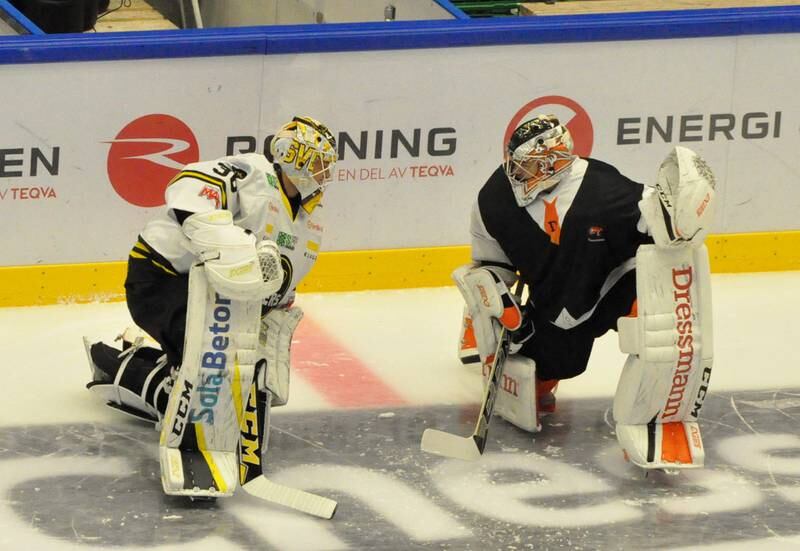 Henrik Holm og Nicklas Dahlberg tar en prat under oppvarmingen før seriepremieren mellom Oilers og Frisk. FOTO: ESPEN IVERSEN