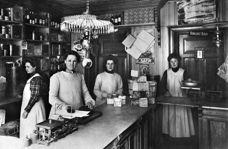 På 1800-tallet var melk frivare som kunne selges av alle, i likhet med brød, øl og delikatesser. I 1899 kom Helserådets forskrifter som gjorde det strengere å drive melkeutsalg. Bildet viser Elen Brandvolds kolonialforretning og melkebutikk i Tøyengata 26 på Tøyen ca. 1900.