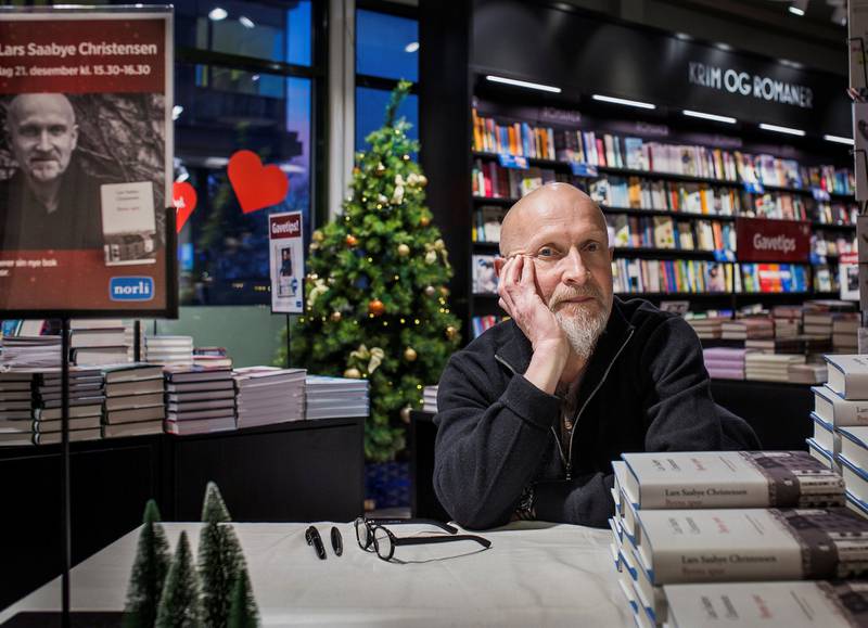 Lars Saabye Christensen signerte mange «Byens spor» i juleinnspurten. Boka lå høyt på salgslistene og havnet under mange juletrær.